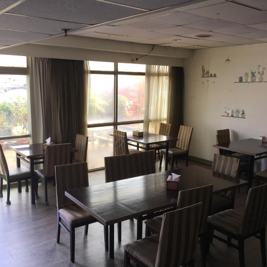 Готель 文南哥爸妻夫飯店 Тайнань Екстер'єр фото