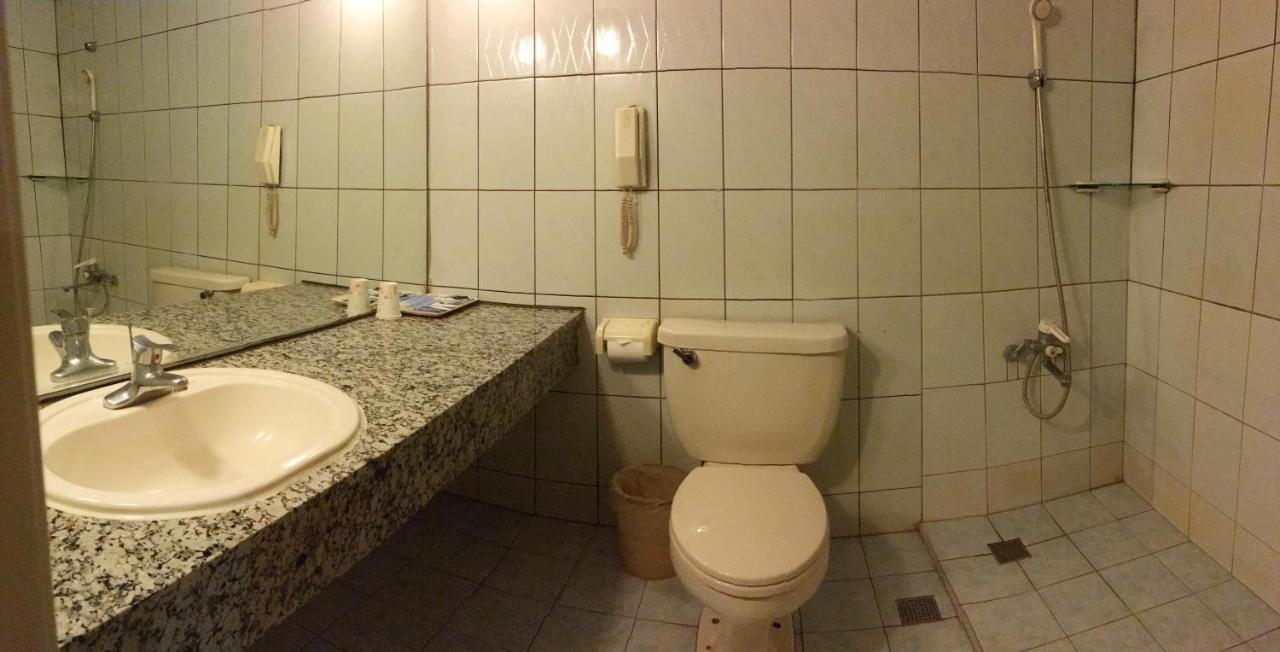 Готель 文南哥爸妻夫飯店 Тайнань Екстер'єр фото