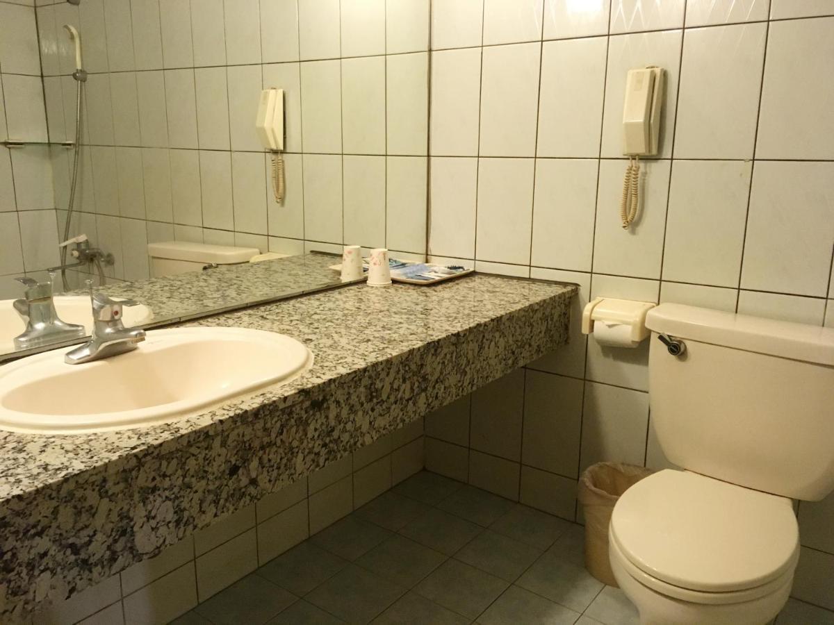 Готель 文南哥爸妻夫飯店 Тайнань Екстер'єр фото